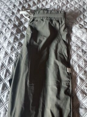 NWOT never worn vuori Olive Green Drawstring Pants